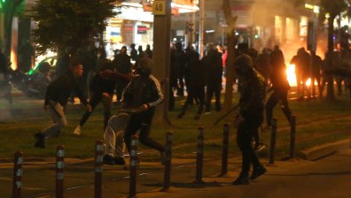 Четирима ранени полицаи при нови сблъсъци с протестиращи в Атина