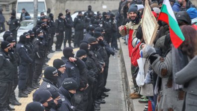 Сблъсъци между протестиращи и полиция пред МС (ОБНОВЕНА)