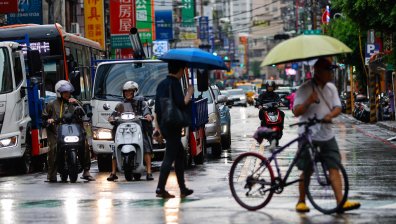 Евакуация и забранен достъп - Тайван се подготвя за мощния тайфун "Подул"