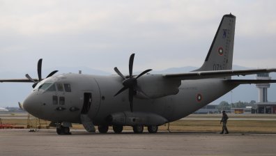 "Спартан"-ът прибра 21 български студенти от Латвия и Полша