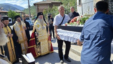 Със сълзи и болка Кричим се прощава с убития Георги Кузев (СНИМКИ)