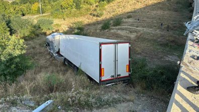 ТИР удари кола, рани двама и падна в дере на АМ "Струма"