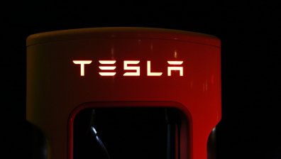 Тотален срив: Tesla загуби 69% от стойността си