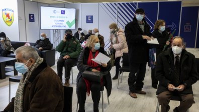 Гърците се стреснаха - редят се на опашки за ваксини