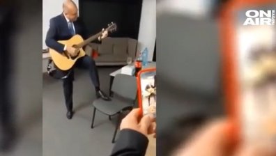 Пее и свири: Румен Радев ознаменува победата си на шест струни (+ВИДЕО)