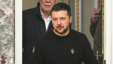 Зеленски и Върховната рада удължиха военното положение с 90 дни