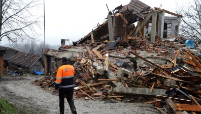 След земетресенията: Край Петриня се отвориха големи дупки, застрашаващи къщите