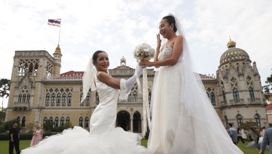 Еднополови двойки с фотосесия пред правителствената сграда в Тайланд (СНИМКИ)