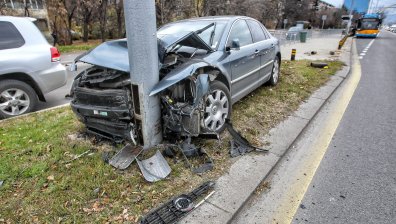 Шофьор се заби челно в стълб на "Цариградско шосе" в София (+СНИМКИ)