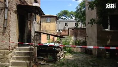Стара къща пропадна в изкоп на строеж в столицата