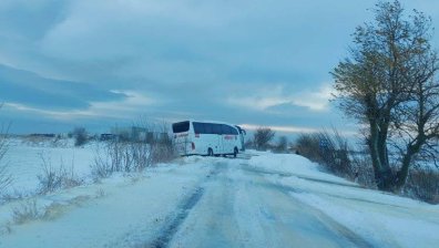 В капан на снежни преспи: МВР съобщи кои пътища са затворени. Бедстващи чакат спасители