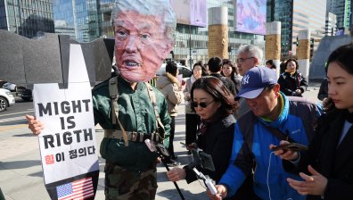 Протести от Южна Корея до САЩ срещу военната ескалация в Иран (СНИМКИ)