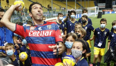 Буфон направи комичен пропуск в мача с "Пуруджа", феновете настояват за край на кариерата