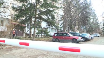 Спорна бариера в кв. "Лозенец" вкара живеещите в района в разпра 