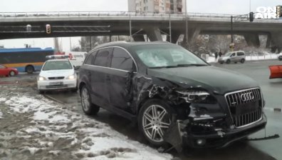 Челен удар между две коли в "Дружба", шофьор е тежко ранен