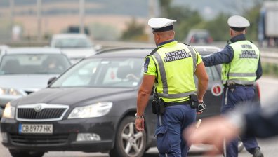 Неподкупни: Полицаи отказаха €50 на мъж, след като хванаха сина му да шофира пиян