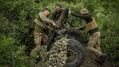 Тагарев: Надявам се български фирми да произвеждат повече боеприпаси за Украйна