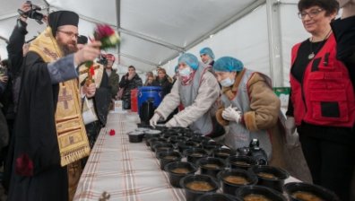 Социална кухня отвори врати в двора на столичен храм