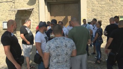 Затворници пребили с пейки и маси надзиратели в общежитието в Кремиковци