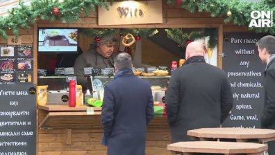 Аромат на вурст и греяно вино - за какво стигат 20 лв. на коледните базари в София
