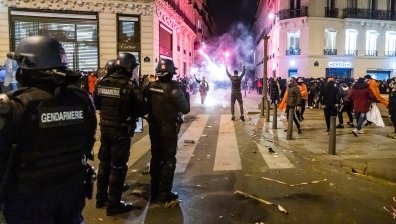 Фенове трошиха витрини в Париж и се сбиха с полицията след Франция - Англия