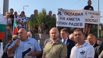 Жители на Доспат блокираха сградата на НС заради "безобразията на деспотичния кмет"