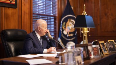 Байдън и Путин обсъдиха кризата в Украйна по защитена телефонна линия