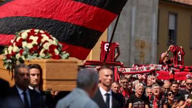 Италия скърби за своя капитан: Футболни легенди и хиляди фенове изпратиха Барези в последния му път (СНИМКИ)