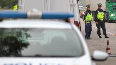 Жена загина при челен сблъсък между кола и камион край Хитово
