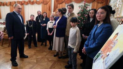 В Русия е Коледа, Путин празнува с жените и децата на убити в Украйна войници