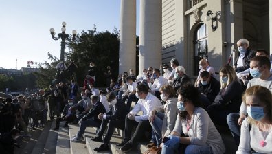 Комендантски час в Сърбия, от опозицията протестираха пред парламента