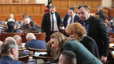 Шарен първи работен ден в НС: Критики, закани за протести и мълчание