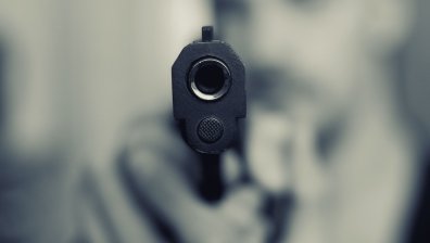 29-годишен мъж стреля няколко пъти с пистолет срещу баща си