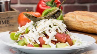 Шопската салата става все по-голям лукс с новите цени на краставиците, доматите и сиренето