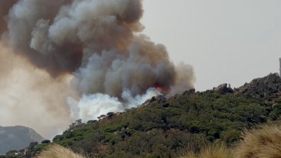 Туристи бягат от пламъците край прочут курорт в Испания