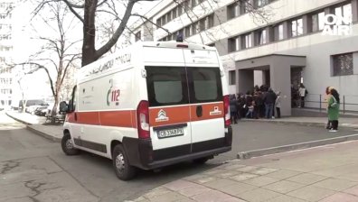 Напрежение пред службата по миграция в Бургас, млада украинка колабира