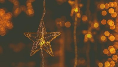 Пожар от коледни лампички прати баща и син в болница