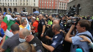Полицията избута протестиращи на тротоара на Ларгото