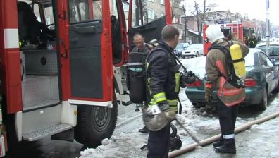 Силен пожар изпепели покрива на жилищна сграда в Благоевград