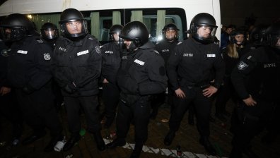 СДВР: Трима полицаи са пострадали, протестиращи хвърлят бутилки и пиратки