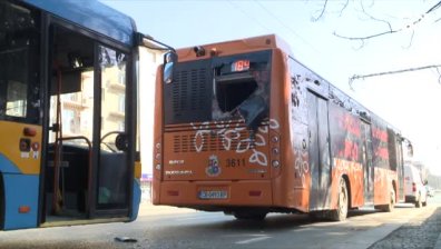 Тролей и автобус катастрофираха на столичния "Орлов мост"