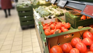 КЗК започва секторен анализ на пазара на храни, за да разбере защо поскъпват