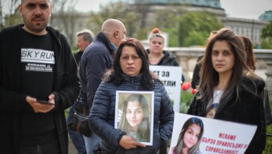 Близки на загинали в катастрофи излязоха на протест пред парламента