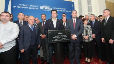"Продължаваме промяната": Руският суров петрол остава на българския пазар и цените на горивата падат