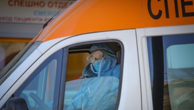 Лек спад на новозаразените, но расте броят на пациентите в болница