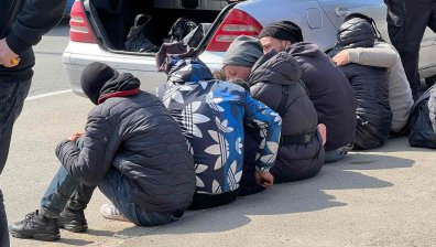 Бургаско почерня от полицаи, разбиха група за трафик на мигранти, закопчаха и тартора
