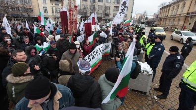 От "Възраждане" излязоха на протест пред парламента и МС