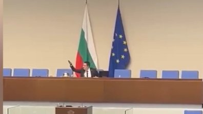 Хаос в НС: Явор Божанков удари звънеца и временно "пое" парламента (+ВИДЕО)