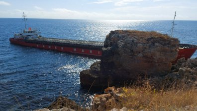 Кризата с "Vera Su": Разпитват екипажа и оглеждат пробойната на кораба