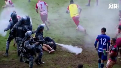 Футболисти, треньори и полицаи в масов бой на мач в Бразилия